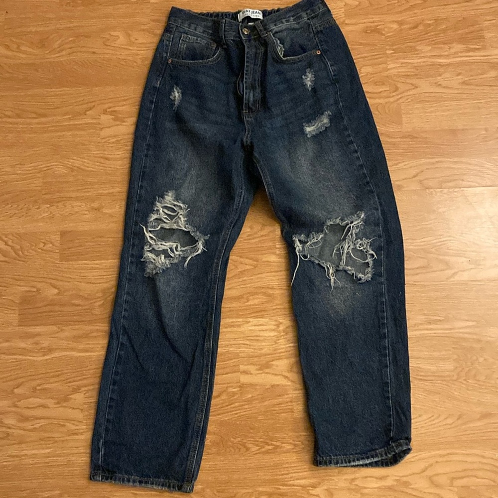 Ripped baggy jeans